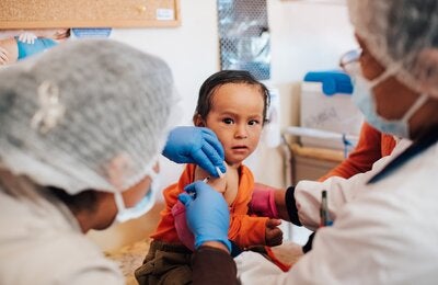 Niño es vacunado en Cochabamba, Bolivia