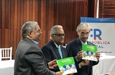 Autoridades durante la entrega