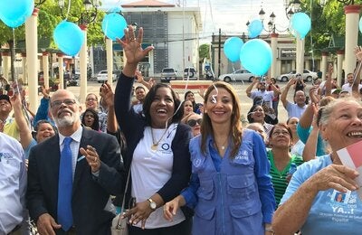 Representante junto a autoridades locales durante la actividad