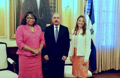 Directora de OPS junto a presidente de la Republica y representante OPS en el país 