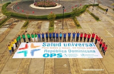Cadena humana para formar frase salud universal