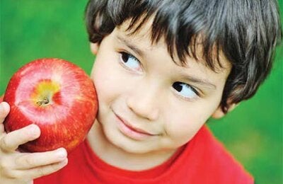 Niño comiendo manzana