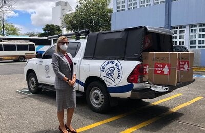 Entrega de la donacion de kit de hisopado a la CCSS