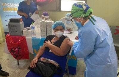 Isbella-gutierrez-se aplica la vacuna contra la COVID-19