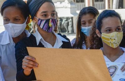 Niñas cubanas en uniforme
