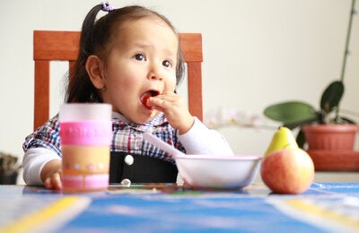 Nina come comida saludable