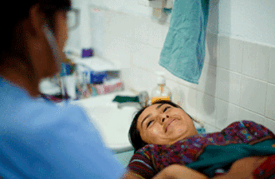 Mujer siendo examinada por médico