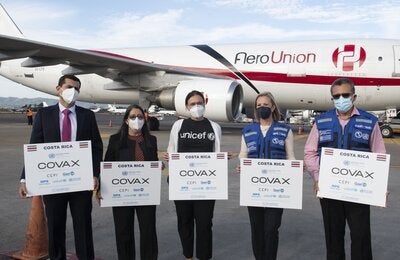 Esteban Vega, Gerente de Logística de la CCSS; Alejandra Acuña; Viceministra de Salud, Patricia Portela, Representante de UNICEF en CR; María Dolores Pérez, Representante de OPS en CR y Wilmer Marquiño, Asesor en Vigilancia de la Salud, Prevención y Control de Enfermedades de OPS en CR