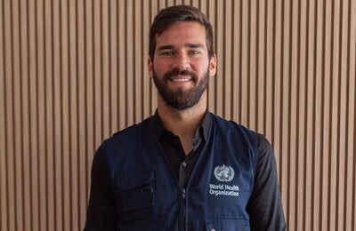 Alisson Becker com o colete da OMS