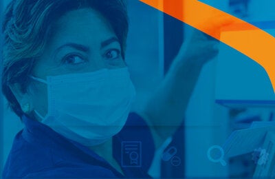 farmaceutica dispensando medicamentos