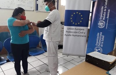 Se aplica vacunas a menores en Tulcán, con insumos donados por la OPS