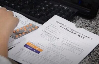 Envelope com informações sobre tratamento de malária e possíveis eventos adversos