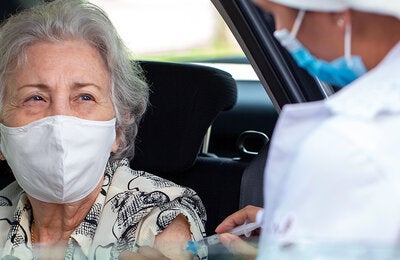 Vaccination of a women and health worker 