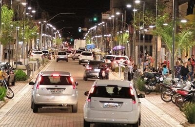 Calle de Campo Grande en la noche, donde conviven diferentes usuarios de las vías