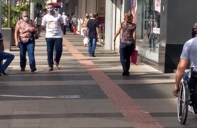 Personas caminando en la banqueta de una calle