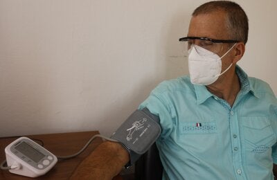 Jose Antonio chequea su presión