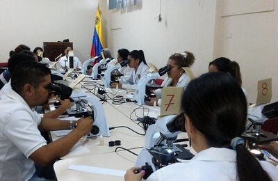 OPS promueve el fortalecimiento de la red de diagnóstico de la malaria en Venezuela