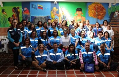 30 consultores nacionales
