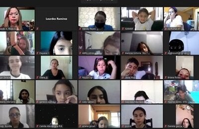 Jóvenes estudiantes conocen sobre el tabaquismo