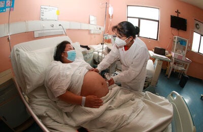 Marcela Chavez con embarazada