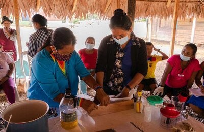 Jabones naturales, esperanza para enfrentar la COVID-19 y generar ingresos para mujeres amazónicas