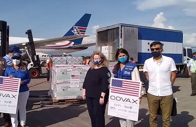 Llegada de vacunas en aeropuerto con representante