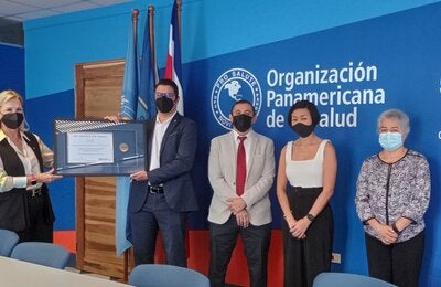 Entrega de certificado y medalla al equipo mSalud