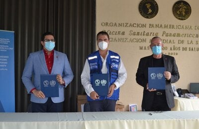 Autoridades locales y representante OPS durante entrega donación 