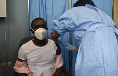  les premiers Haïtiens vaccinées moins de 48h après l’arrivée des premier vaccins sur le territoire