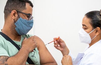 Homem é vacinado contra COVID-19