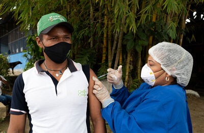 vacunadora_ a Indigena