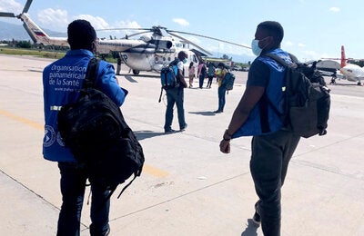 Team of PAHO/WHO experts boarding UNASS helicopter to the South of Haiti following eathquake.