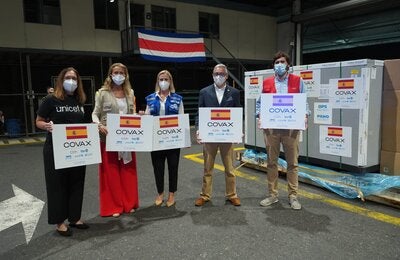 Autoridades en el recibimiento de las vacunas