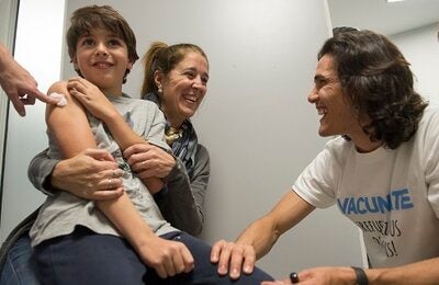 cavani y nino vacunando