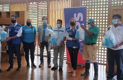 Entrega de kits a miembros de la comunidad