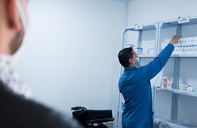 farmacéutico dispensando antimicrobianos en farmacia