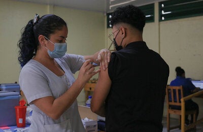 Persona siendo vacunada