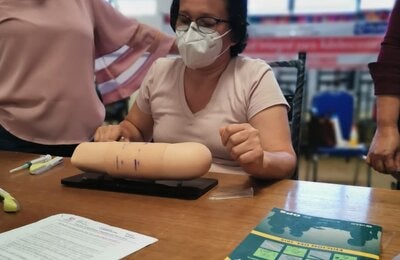 Partera-aprende-con-simularores-a-colocar-implante