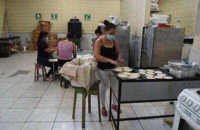 mujeres cocinando en albergue