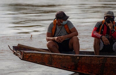 Dos hombres en una canoa