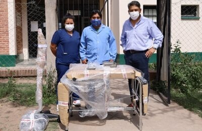 Personal de salud recibiendo los insumos entregados