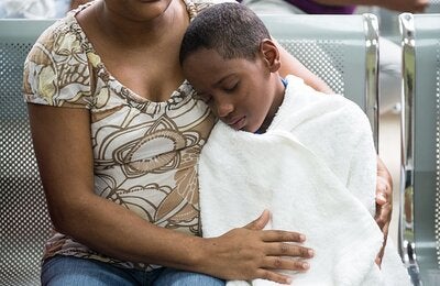 Fiebre alta y dificultades para caminar: Esos síntomas afectaban a este niño en la emergencia del Hospital Juan Pablo Pina, de San Cristóbal, en República Dominicana. La fiebre alta, de 39° o más, es uno de los síntomas principales del chikungunya.