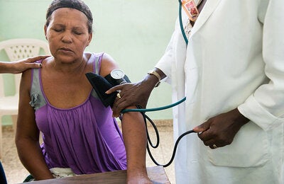 Dolor articular: El chikungunya no distingue sexo ni edad. El dolor articular provocado por el virus es otro de los principales síntomas de la enfermedad cuya fase aguda - con fuertes dolores de cabeza y malestar generalizado- suele durar unos cinco días.