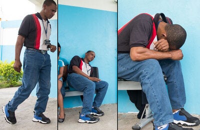 Tumbado: Un hombre joven y fuerte llega al hospital y cae tumbado por el dolor en la espalda y en las articulaciones, además de la alta temperatura.