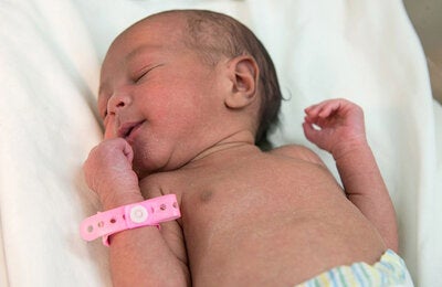 Transmisión durante el parto: Un recién nacido contrae el virus de su madre virémica al momento del parto. Es necesario un seguimiento cercano de estos pacientes. La lactancia materna no debe discontinuarse.