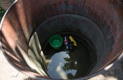 Eliminar los criaderos: La mejor manera de prevenir y controlar el chikungunya es través de la eliminación o limpieza periódica de recipientes que pueden contener agua y servir de criaderos de mosquitos Aedes aegypti, transmisor de la enfermedad.