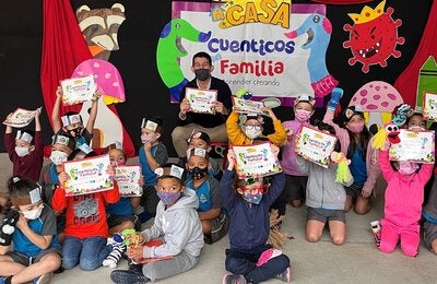 Niños y niñas en la actividad de entrega de los libros
