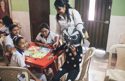 Aprendiendo a través del juego: Una de las maneras para que los niños conozcan sobre el dengue, zika y chikungunya es a través juegos didácticos. Ellos aprenden a prevenir estas enfermedades y llevan el mensaje a sus casas.