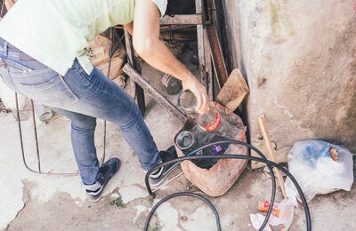 Removing water containers: All useless objects that can become outdoor still-water tanks should be removed, because they run the risk of becoming a breeding site for mosquitoes that transmit dengue, zika, or chikungunya.