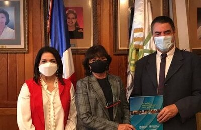 Represente de OPS/OMS, doctor Olivier Ronveaux, durante la entrega de equipos a CONANI.